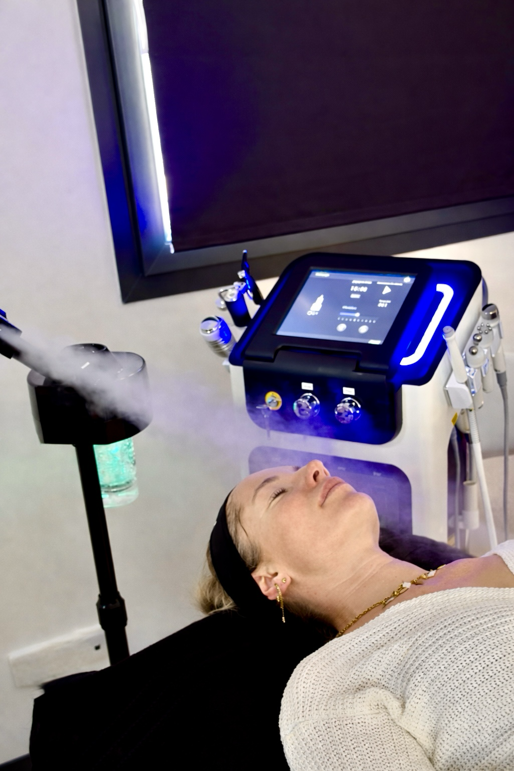 Femme en soin visage Hydra-Lift, traitement non invasif pour peau repulpée et lumineuse